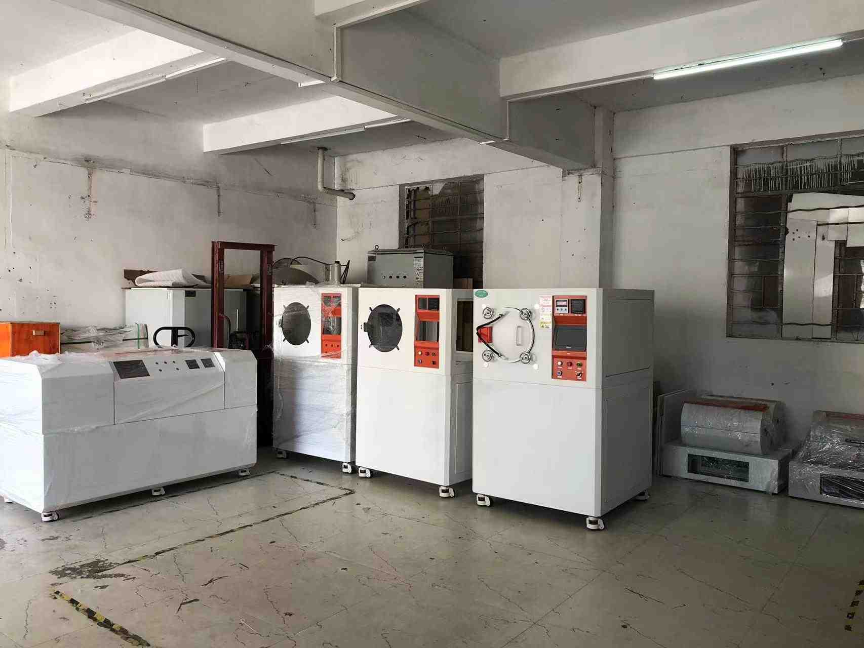 Phòng thí nghiệm kiểm soát chất lượng đang thử nghiệm các linh kiện Lò Ống