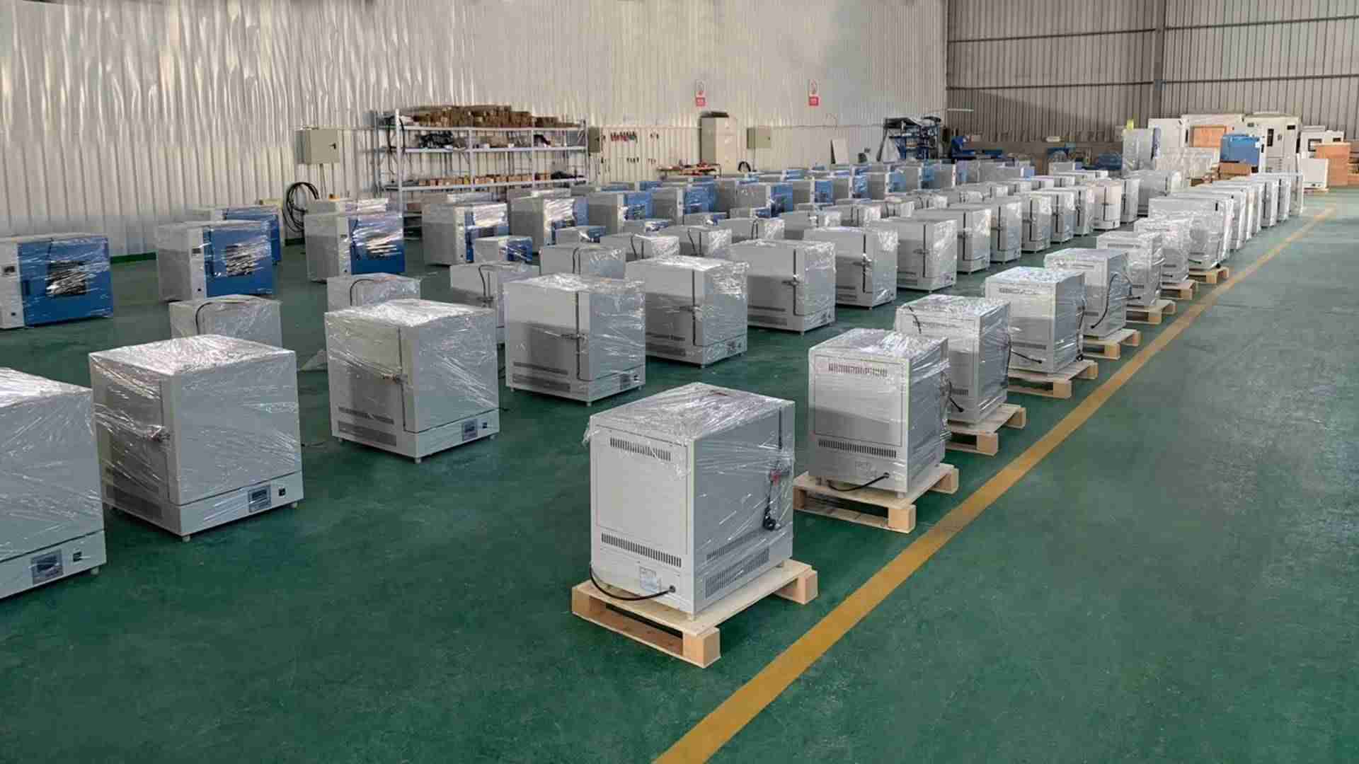 Các kỹ thuật viên lành nghề đang lắp ráp Lò Ống công nghiệp